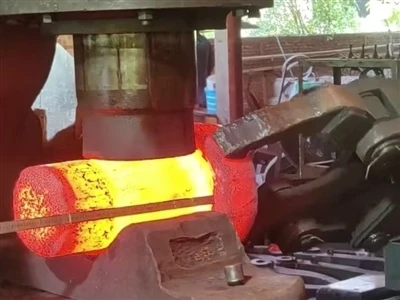 Defectos comunes en grandes piezas forjadas y estrategias de prevención